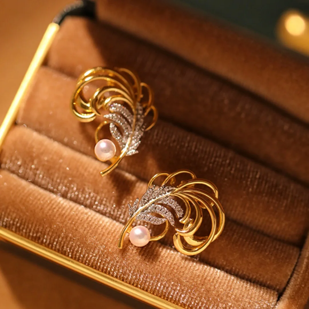 Original retro court style feather studded pearl earrings for women luxurious and elegant antique gold crafts earings jewelry
Original retro court style feather studded pearl earrings for women luxurious and elegant antique gold crafts earings jewelry