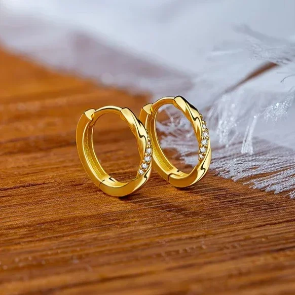 Real 925 Sterling Silver Zircon 18K Gold Mobius Round Hoop Earrings for Women Minimalist Classic Fine Jewelry Accessories
Real 925 Sterling Silver Zircon 18K Gold Mobius Round Hoop Earrings for Women Minimalist Classic Fine Jewelry Accessories