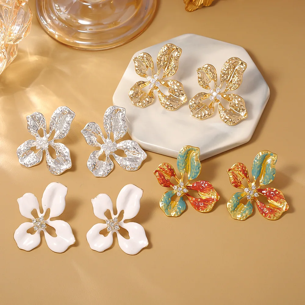 Metal wind zircon hollow flower earrings light luxury high-end irregular earrings women's silver needle oil drop earrings
Metal wind zircon hollow flower earrings light luxury high-end irregular earrings women's silver needle oil drop earrings