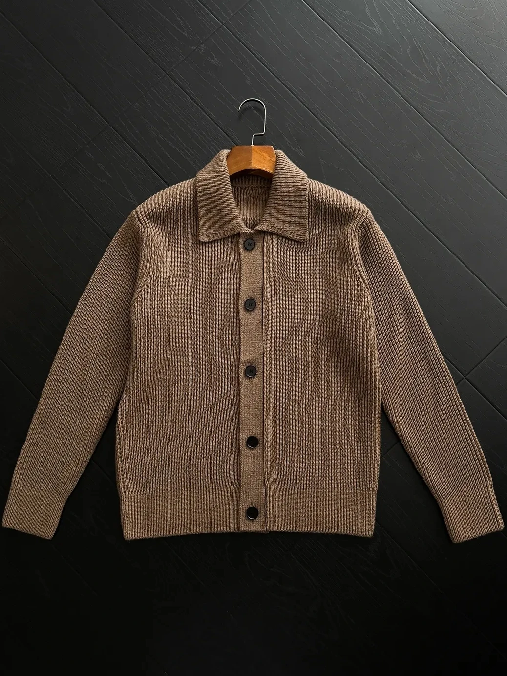 Высококачественный мужской вязаный кардиган с отложным воротником: новинка осенне-зимнего сезона, модный, универсальный, повседневный стиль
Высококачественный мужской вязаный кардиган с отложным воротником: новинка осенне-зимнего сезона, модный, универсальный, повседневный стиль