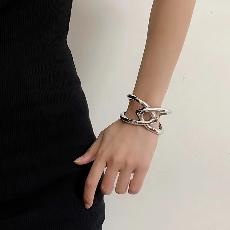Elegant Minimalist Metal Bracelet for Women Geometric Hollow Cross Open Hand Ring Daily Accessory European And American Style
Elegant Minimalist Metal Bracelet for Women Geometric Hollow Cross Open Hand Ring Daily Accessory European And American Style