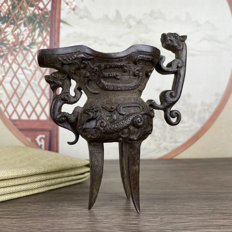 Chinese collection antique three legged wine bottle beast head noble wine cup glass dragon cup handicrafts
Chinese collection antique three legged wine bottle beast head noble wine cup glass dragon cup handicrafts