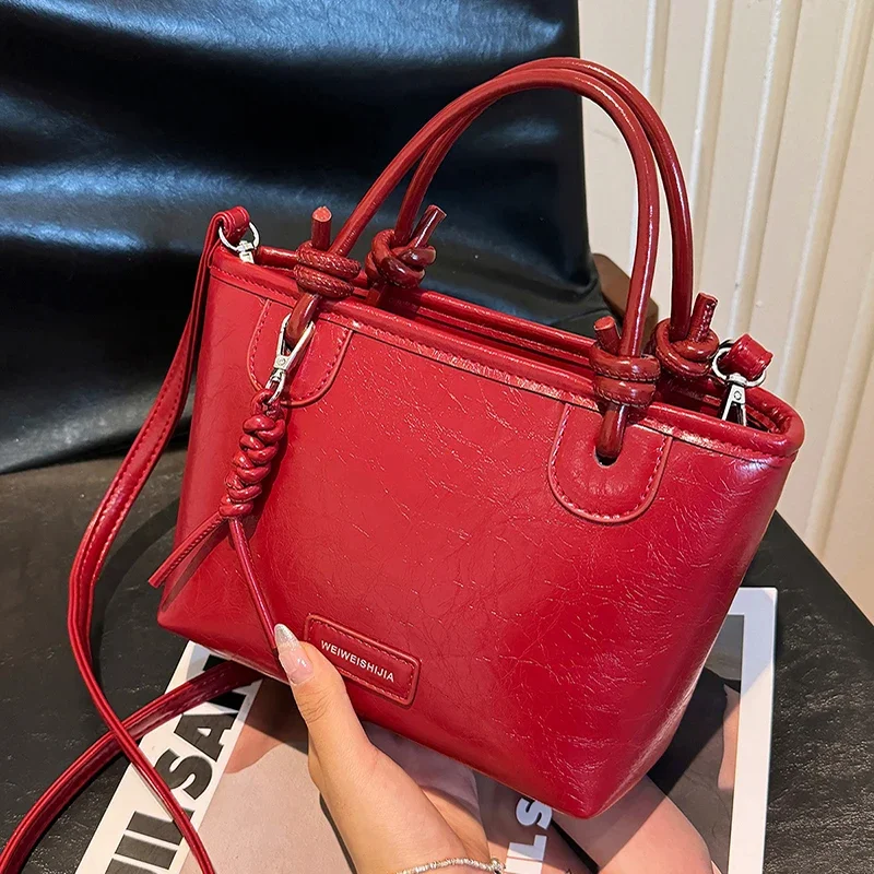 Fashion Versatile Red Handbags For Women 2024 New Simple PU Leather Crossbody Bags Shopping Commuting Female Bucket Purses 
Fashion Versatile Red Handbags For Women 2024 New Simple PU Leather Crossbody Bags Shopping Commuting Female Bucket Purses