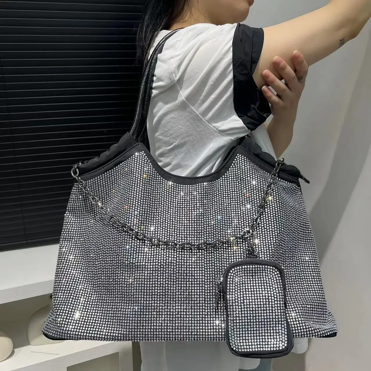 Women's Fashion Diamond Tote Bag Soft Leather Lightweight Travel Bag Large Capacity Elegant Full Diamond Shoulder Crossbody Bag
Women's Fashion Diamond Tote Bag Soft Leather Lightweight Travel Bag Large Capacity Elegant Full Diamond Shoulder Crossbody Bag