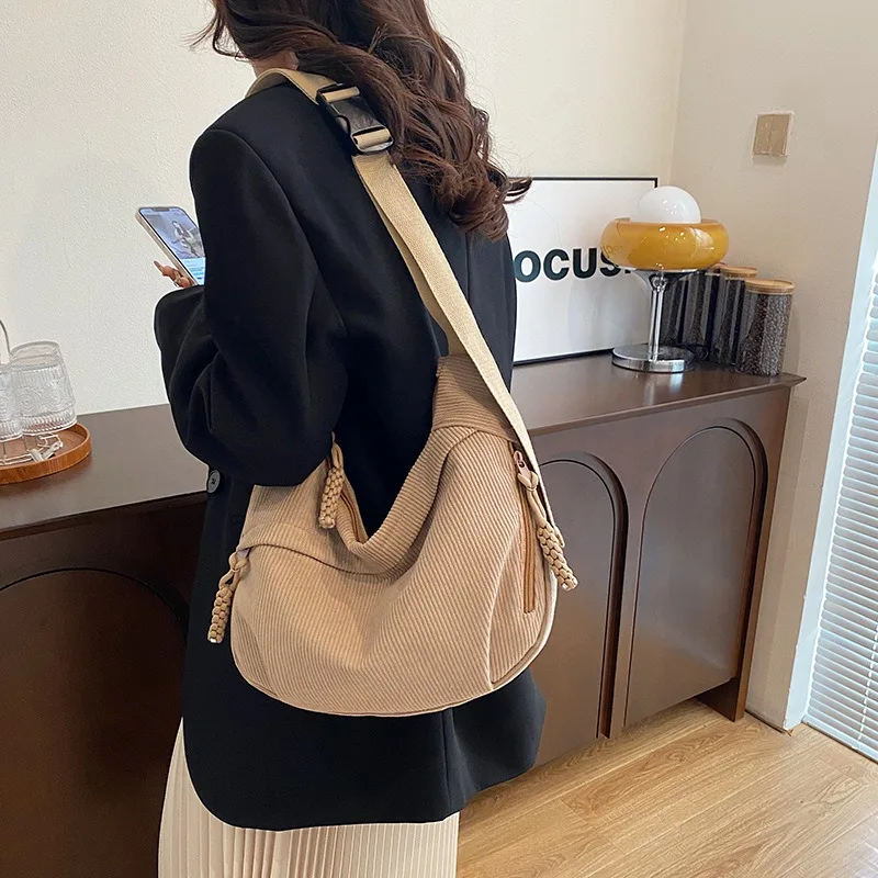 Модная и минималистичная вельветовая сумка для пельменей в корейском стиле, новая высококачественная сумка через плечо, большая вместительная сумка
Модная и минималистичная вельветовая сумка для пельменей в корейском стиле, новая высококачественная сумка через плечо, большая вместительная сумка