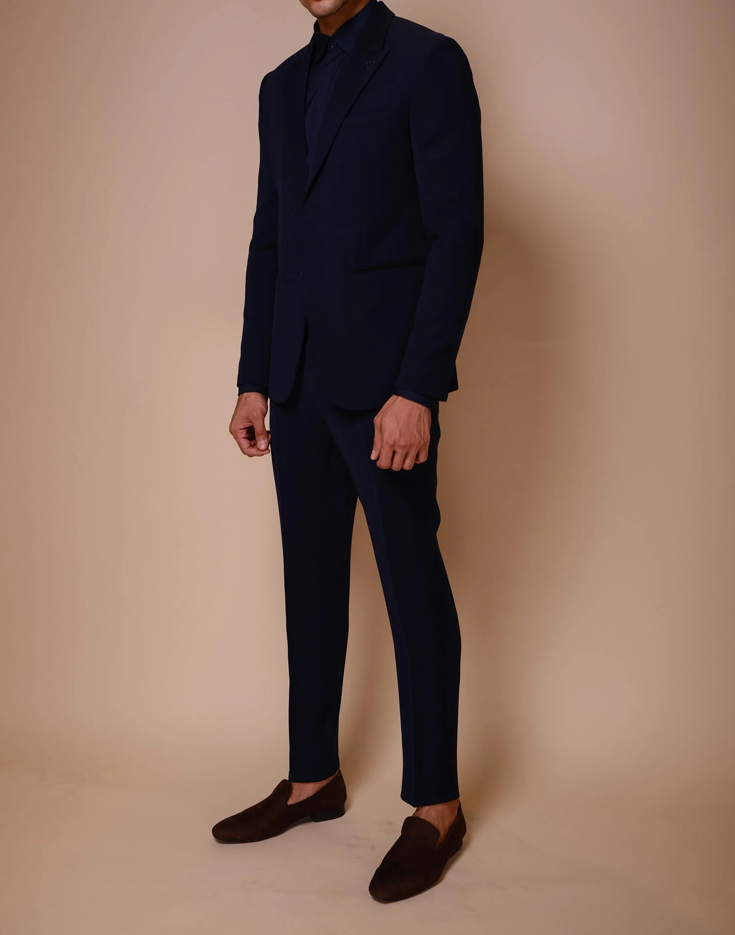 Красивые темно-синие костюмы для мужчин, деловой пиджак, свадебный смокинг жениха, вечернее платье, комплект из 2 предметов, приталенная куртка, брюки, костюм Homme
Красивые темно-синие костюмы для мужчин, деловой пиджак, свадебный смокинг жениха, вечернее платье, комплект из 2 предметов, приталенная куртка, брюки, костюм Homme