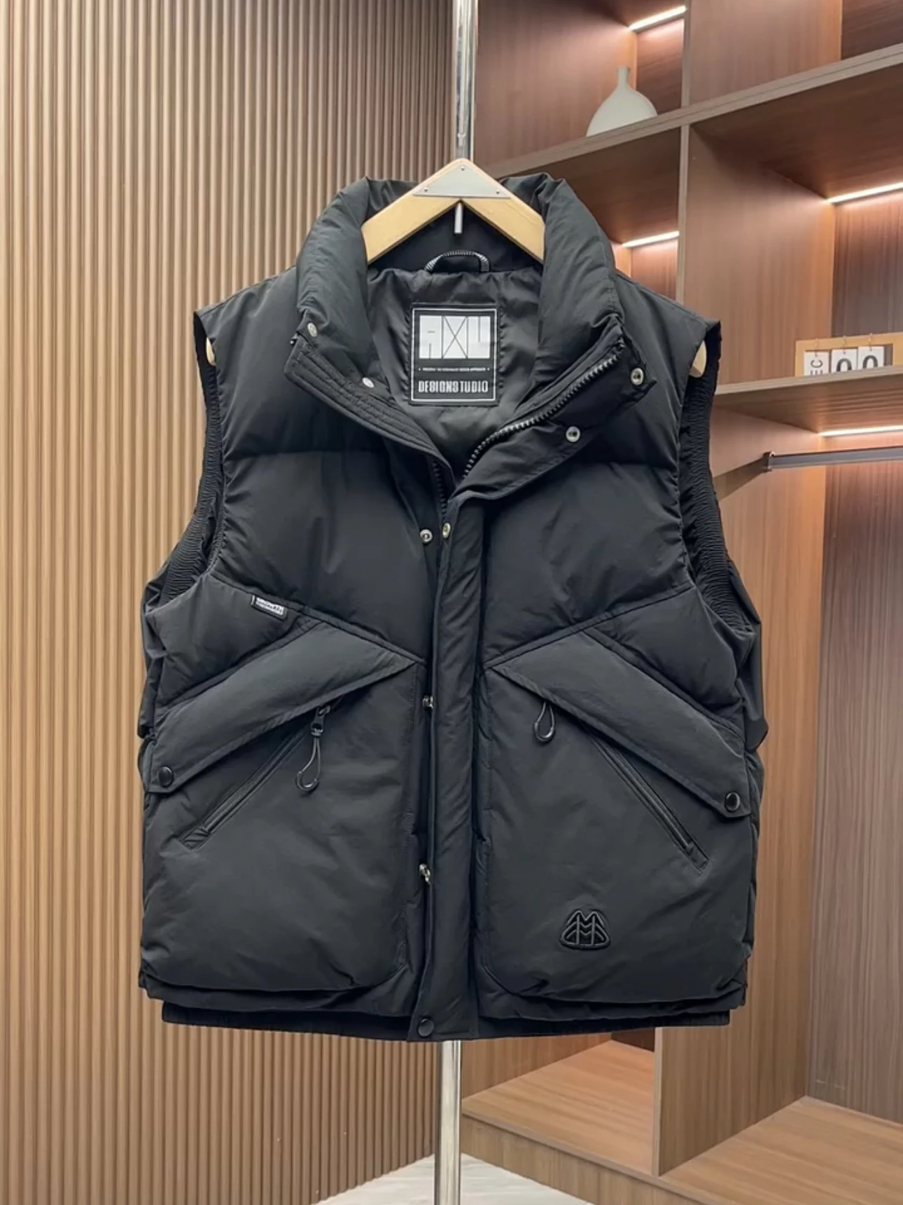 Новинка зимы 2025: Утепленный японский рабочий жилет с воротником-стойкой, повседневный, универсальный, мужской, с наплечными подушками, из полиэфирного волокна
Новинка зимы 2025: Утепленный японский рабочий жилет с воротником-стойкой, повседневный, универсальный, мужской, с наплечными подушками, из полиэфирного волокна