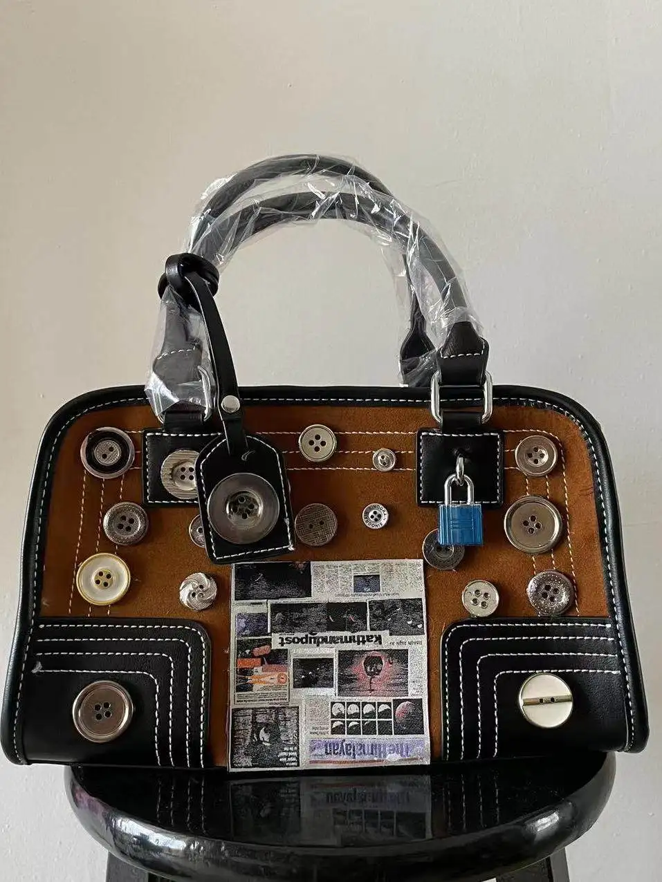 Original Niche Design Handmade Personality Creative Button Suede Shoulder Bag Women Square Crossbody Handbag Hot Sale
Original Niche Design Handmade Personality Creative Button Suede Shoulder Bag Women Square Crossbody Handbag Hot Sale