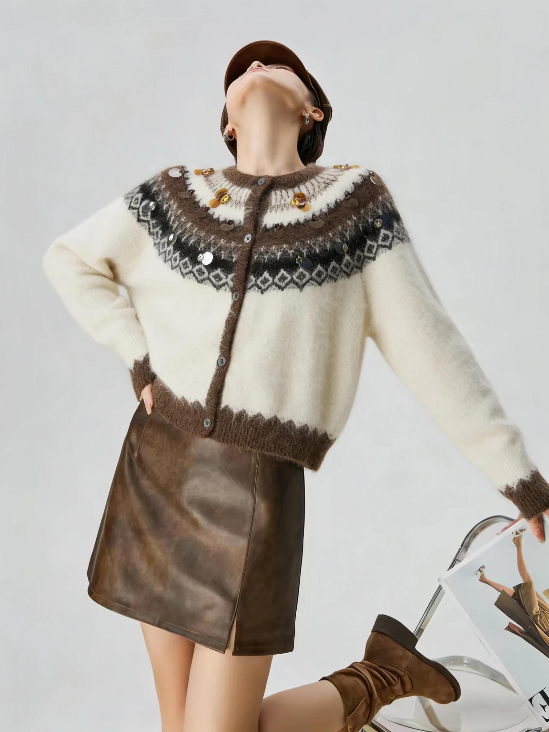 Женский кардиган цвета хаки с узором «Фер-айл», вязаный, с вышивкой из искусственного меха и бисера, свободного кроя, повседневный, длинный, в стиле свитера-пальто
Женский кардиган цвета хаки с узором «Фер-айл», вязаный, с вышивкой из искусственного меха и бисера, свободного кроя, повседневный, длинный, в стиле свитера-пальто