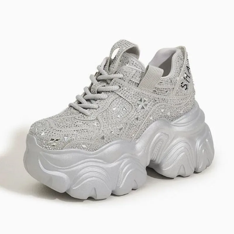 Новые женские весенние кроссовки на толстой подошве 11 см со звездами и стразами, универсальные повседневные кроссовки с внутренней танкеткой для увеличения роста
Новые женские весенние кроссовки на толстой подошве 11 см со звездами и стразами, универсальные повседневные кроссовки с внутренней танкеткой для увеличения роста