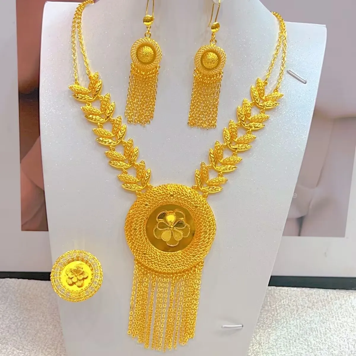 Dubai New 24K Gold Plated Necklace Earrings Rings for Women's Wedding Parties Gifts for Mothers Jewelry Set YY10537
Dubai New 24K Gold Plated Necklace Earrings Rings for Women's Wedding Parties Gifts for Mothers Jewelry Set YY10537