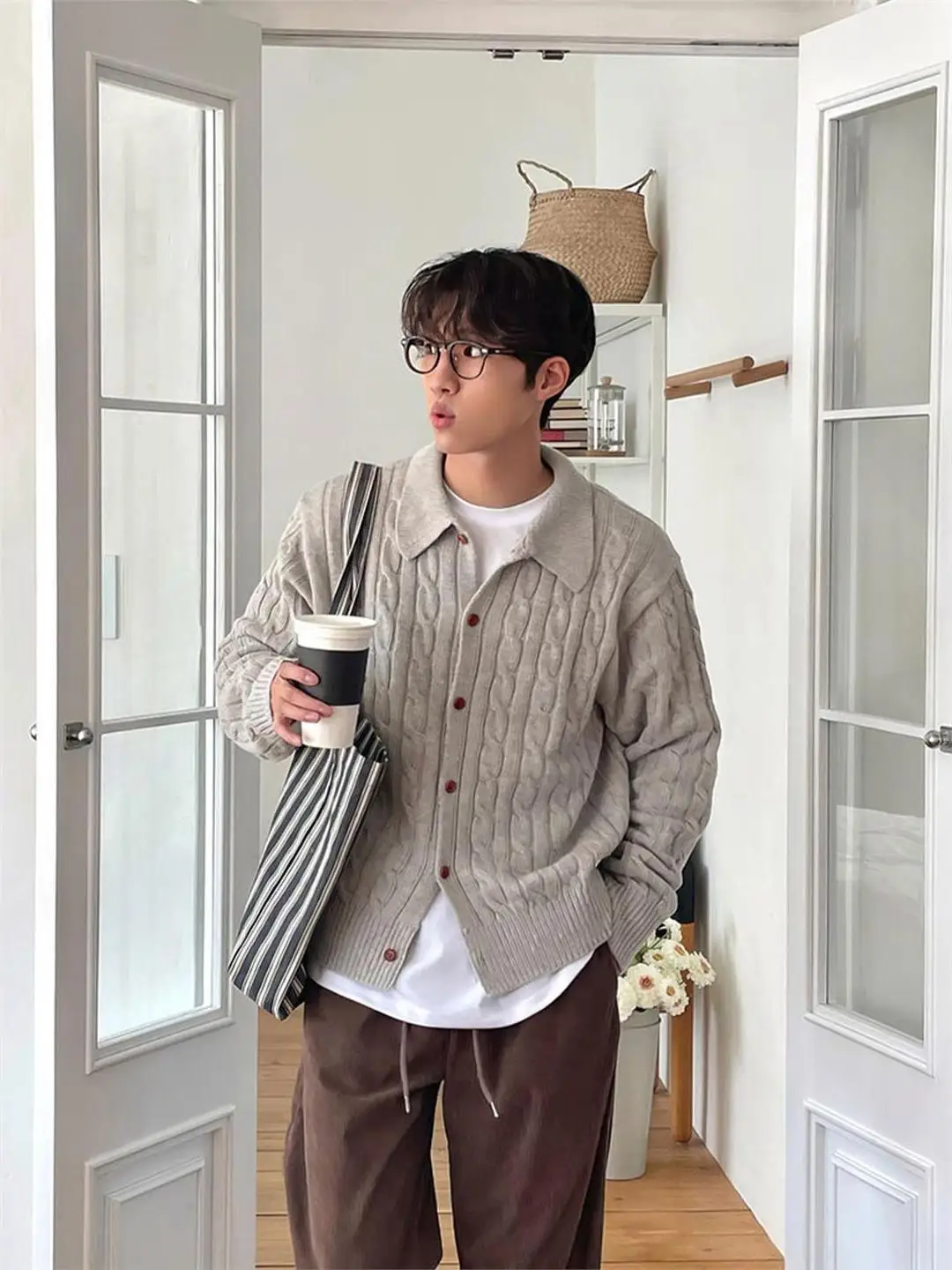 Новый мужской вязаный свитер с отложным воротником, повседневный, осенне-зимний, винтажный, с узором, модный, простой, универсальный, с длинными рукавами
Новый мужской вязаный свитер с отложным воротником, повседневный, осенне-зимний, винтажный, с узором, модный, простой, универсальный, с длинными рукавами