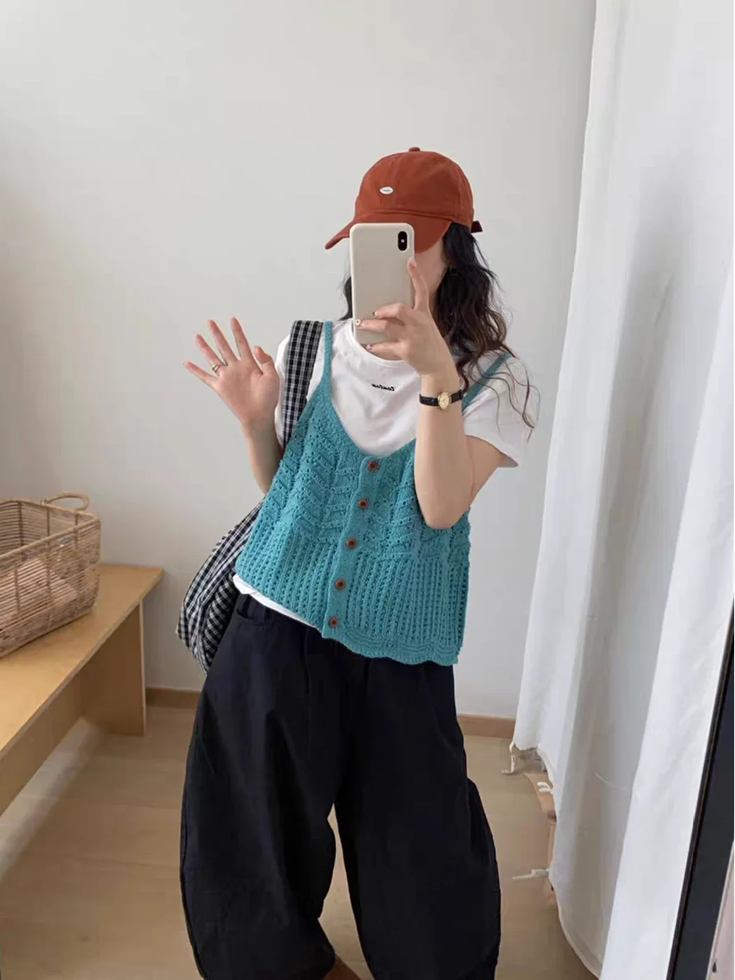 Early Autumn New Style Women's Loose Knitted Small Strap Vest Hollow Out Knitwear Wave Patterned Layering Fashion Sensation
Early Autumn New Style Women's Loose Knitted Small Strap Vest Hollow Out Knitwear Wave Patterned Layering Fashion Sensation
