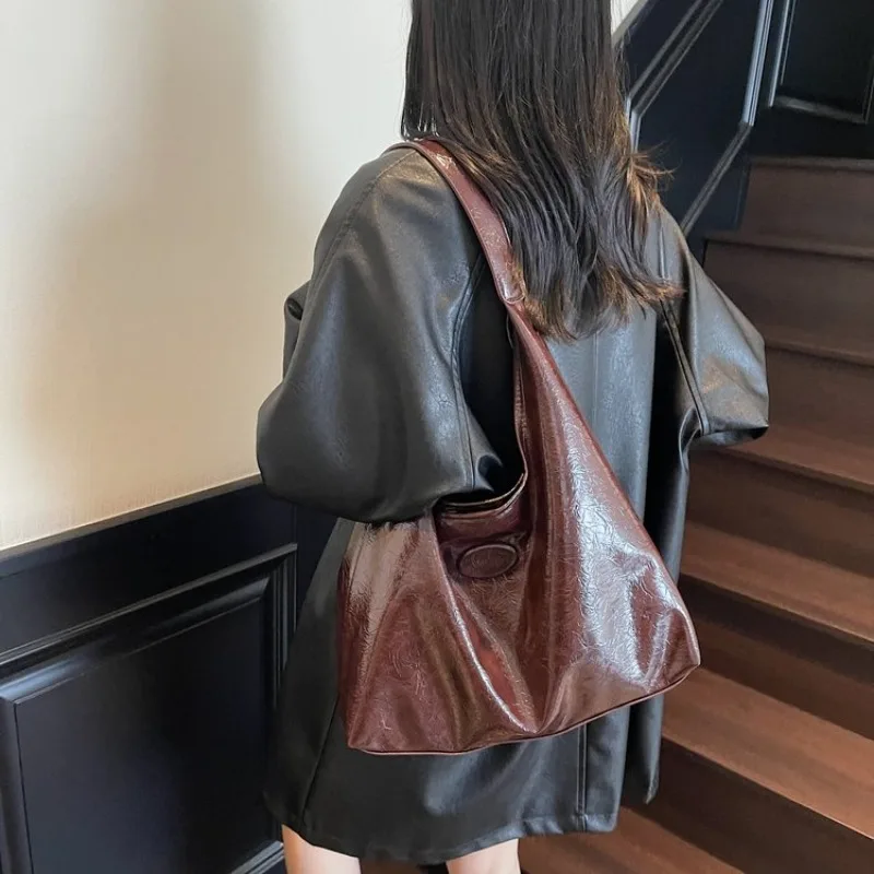 Designer Diaper Bag For Women Elegant Leather Crossbody Bag Luxury Vintage Tote Minimalist Chic With Letter Logo Detail
Designer Diaper Bag For Women Elegant Leather Crossbody Bag Luxury Vintage Tote Minimalist Chic With Letter Logo Detail