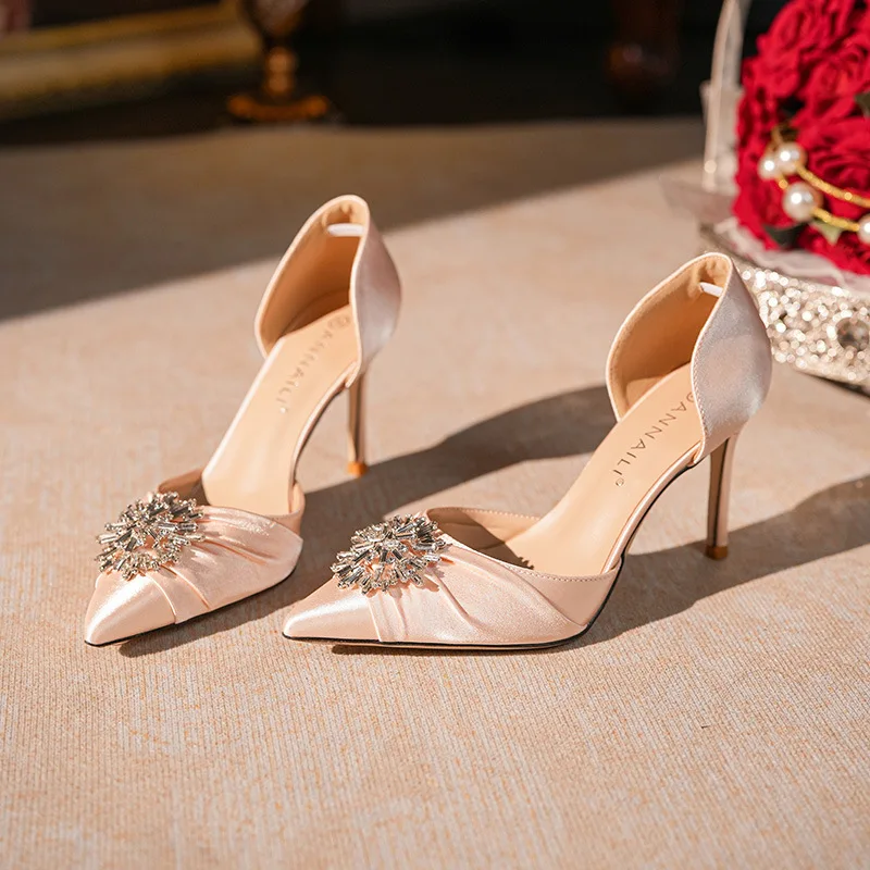 French high heels women's 2026 new white satin rhinestone stiletto temperament socialite wedding shoes bride shoes are not tired
French high heels women's 2026 new white satin rhinestone stiletto temperament socialite wedding shoes bride shoes are not tired