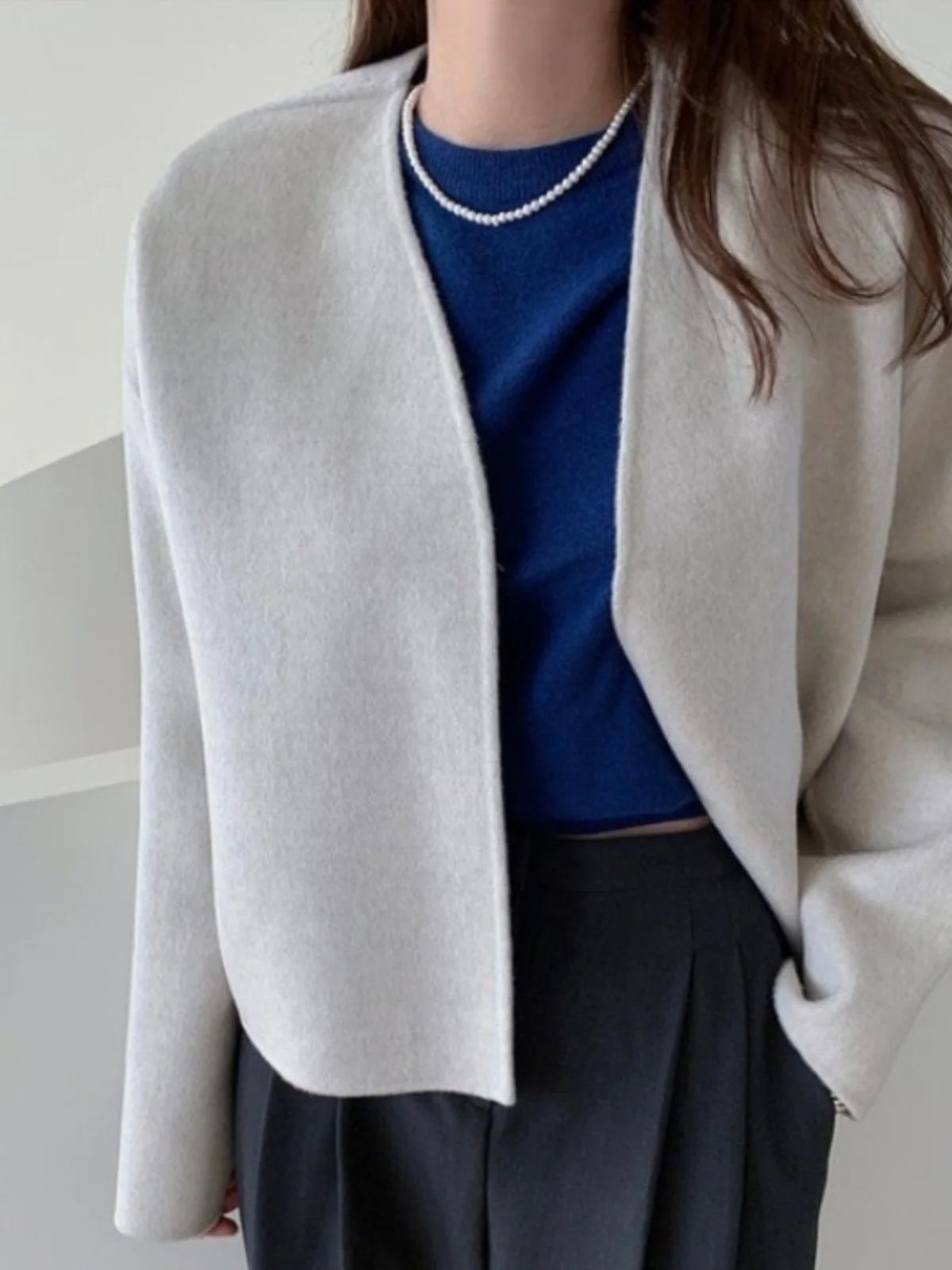 Женское корейское шерстяное пальто с V-Ne, свободное длинное све, модная зимняя верхняя одежда, удобная для поездок на работу, чистый цвет
Женское корейское шерстяное пальто с V-Ne, свободное длинное све, модная зимняя верхняя одежда, удобная для поездок на работу, чистый цвет