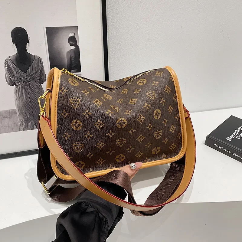 Free shipping designer High-End Large Capacity Bag for Women 2025 New Vintage Print Pillow Bag Commuter Women Shoulder Bag Cross
Free shipping designer High-End Large Capacity Bag for Women 2025 New Vintage Print Pillow Bag Commuter Women Shoulder Bag Cross