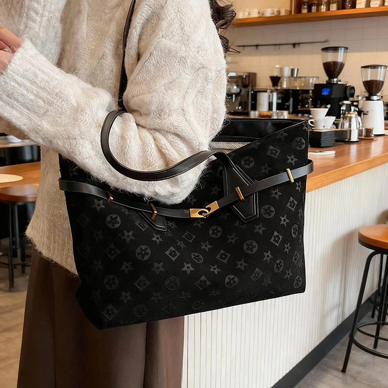 Роскошная женская высококачественная кожаная сумка через плечо Элегантная дизайнерская сумка через плечо для современного модного городского использования
Роскошная женская высококачественная кожаная сумка через плечо Элегантная дизайнерская сумка через плечо для современного модного городского использования