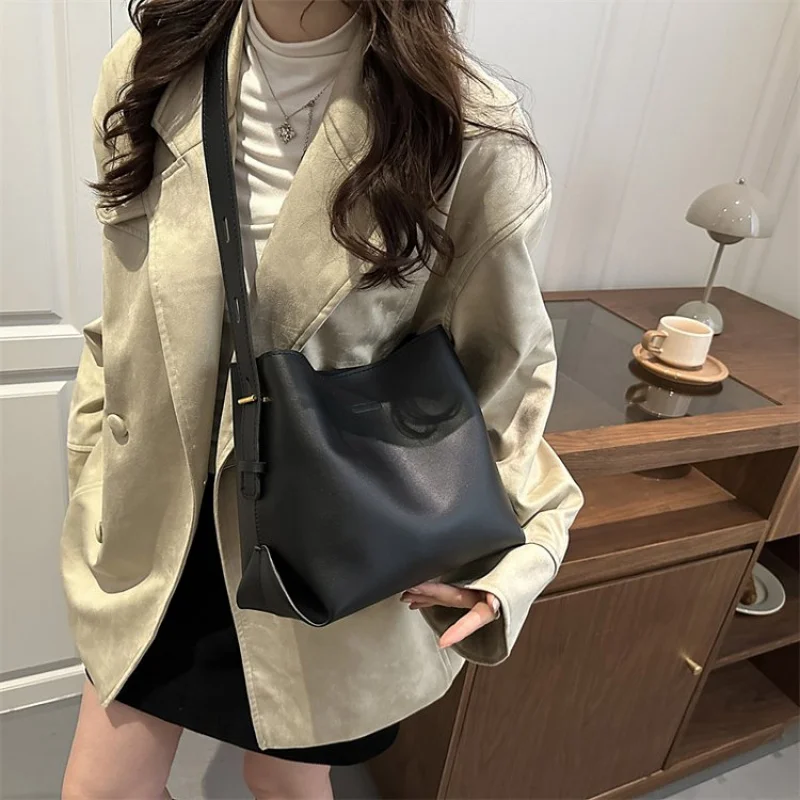 Роскошная женская модная пригородная кожаная сумка на плечо, классическая элегантная женская повседневная простая сумка
Роскошная женская модная пригородная кожаная сумка на плечо, классическая элегантная женская повседневная простая сумка