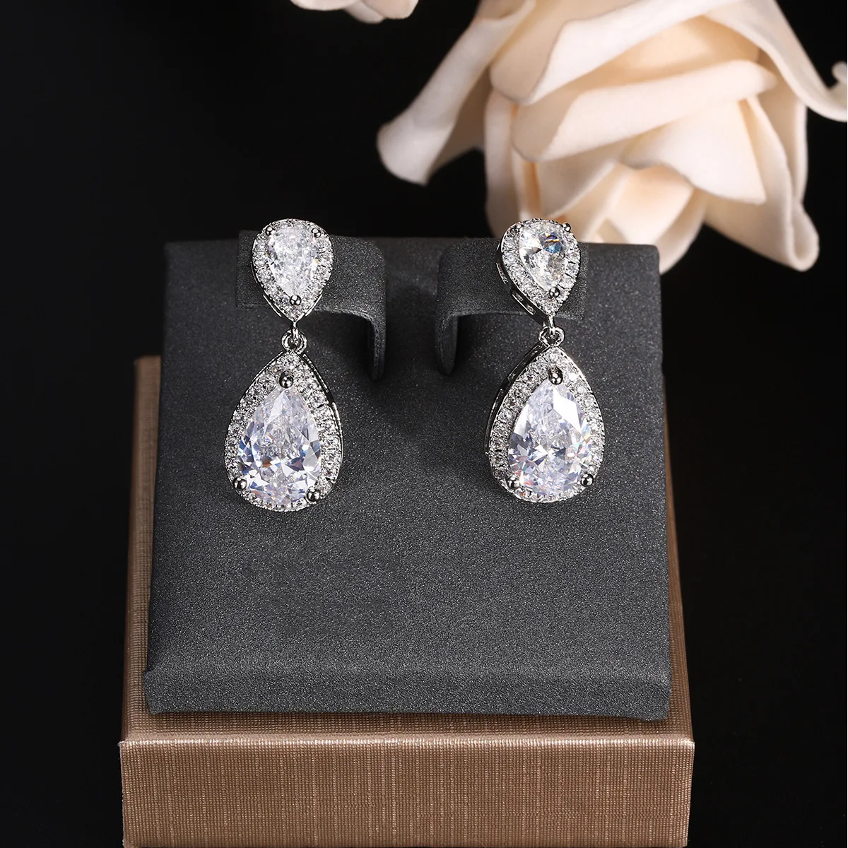  Simulated 19cttw Full Moissanite Dangle Drop Earrings for Women Pear Cut Diamond 925 Sterling Silver Wedding Jewelry Brincos
Simulated 19cttw Full Moissanite Dangle Drop Earrings for Women Pear Cut Diamond 925 Sterling Silver Wedding Jewelry Brincos