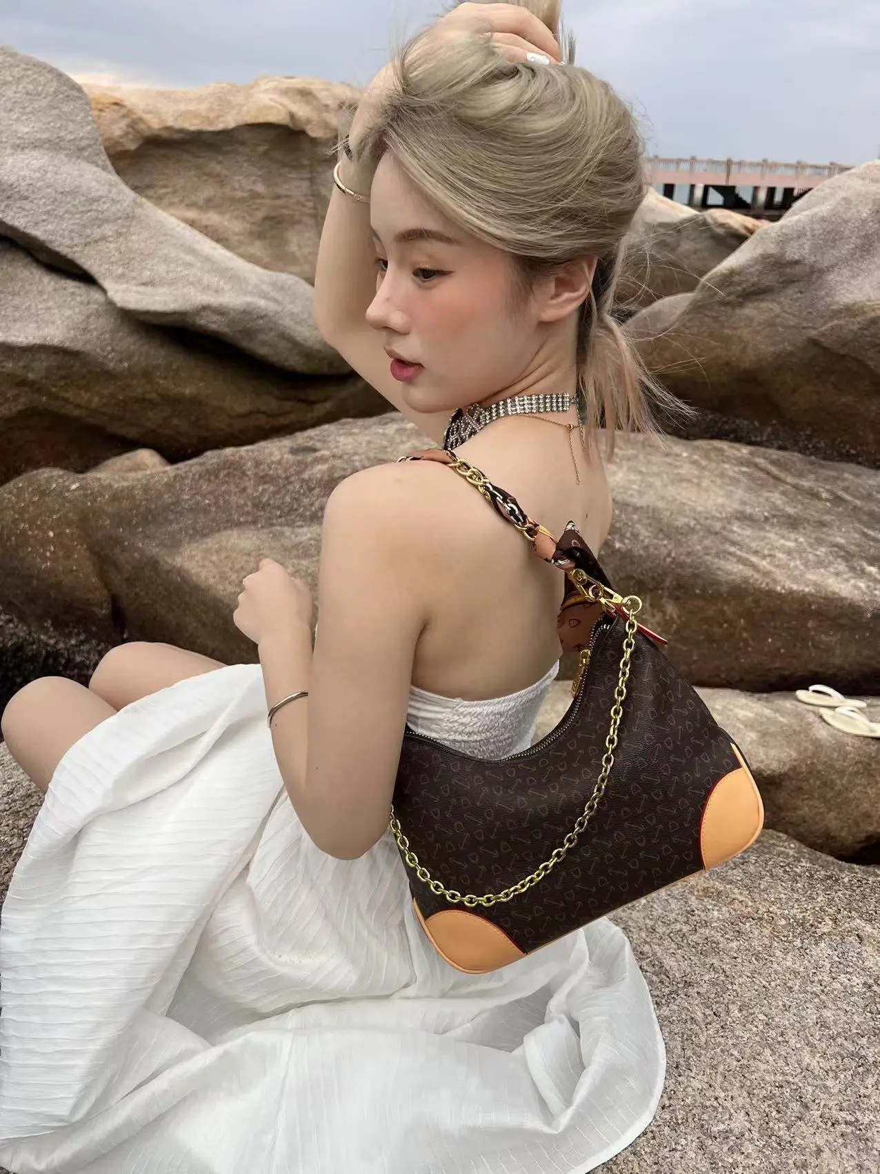 Retro Versatile casual chain women's hand-held crossbody bag, cow horn bag, coffee color designer luxury bag bolsos de mujer
Retro Versatile casual chain women's hand-held crossbody bag, cow horn bag, coffee color designer luxury bag bolsos de mujer