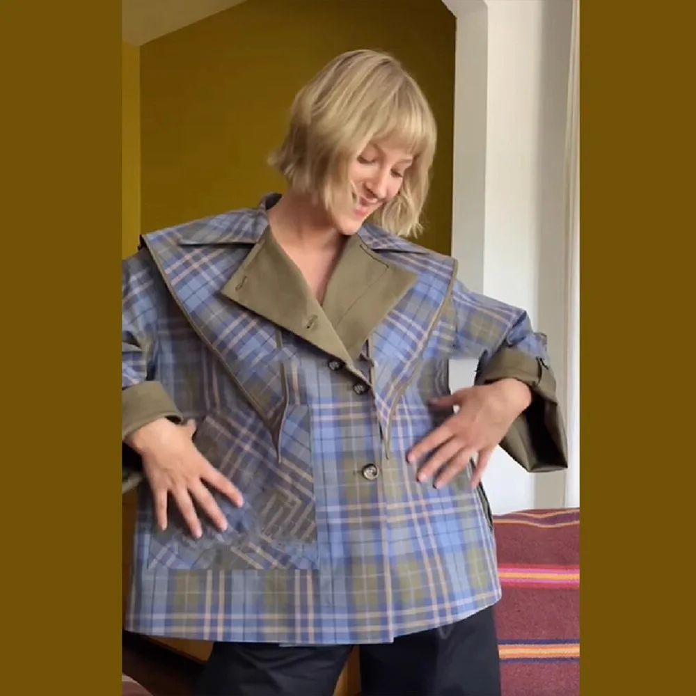 Retro Plaid Patchwork Short Coat With An Asymmetrical Large Lapel And A Stylish Contrasting Color Design
Retro Plaid Patchwork Short Coat With An Asymmetrical Large Lapel And A Stylish Contrasting Color Design