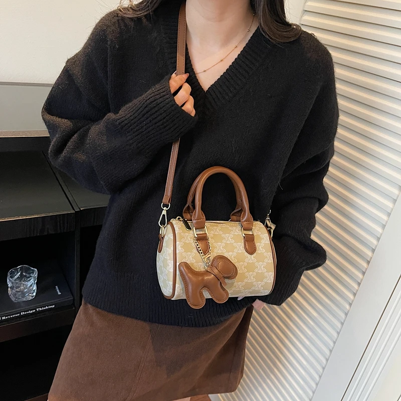 Практичная женская сумка-саквояж с внутренними отделениями для организации. Подходит для работы в школе. Ежедневная деятельность. Надежная застежка.
Практичная женская сумка-саквояж с внутренними отделениями для организации. Подходит для работы в школе. Ежедневная деятельность. Надежная застежка.