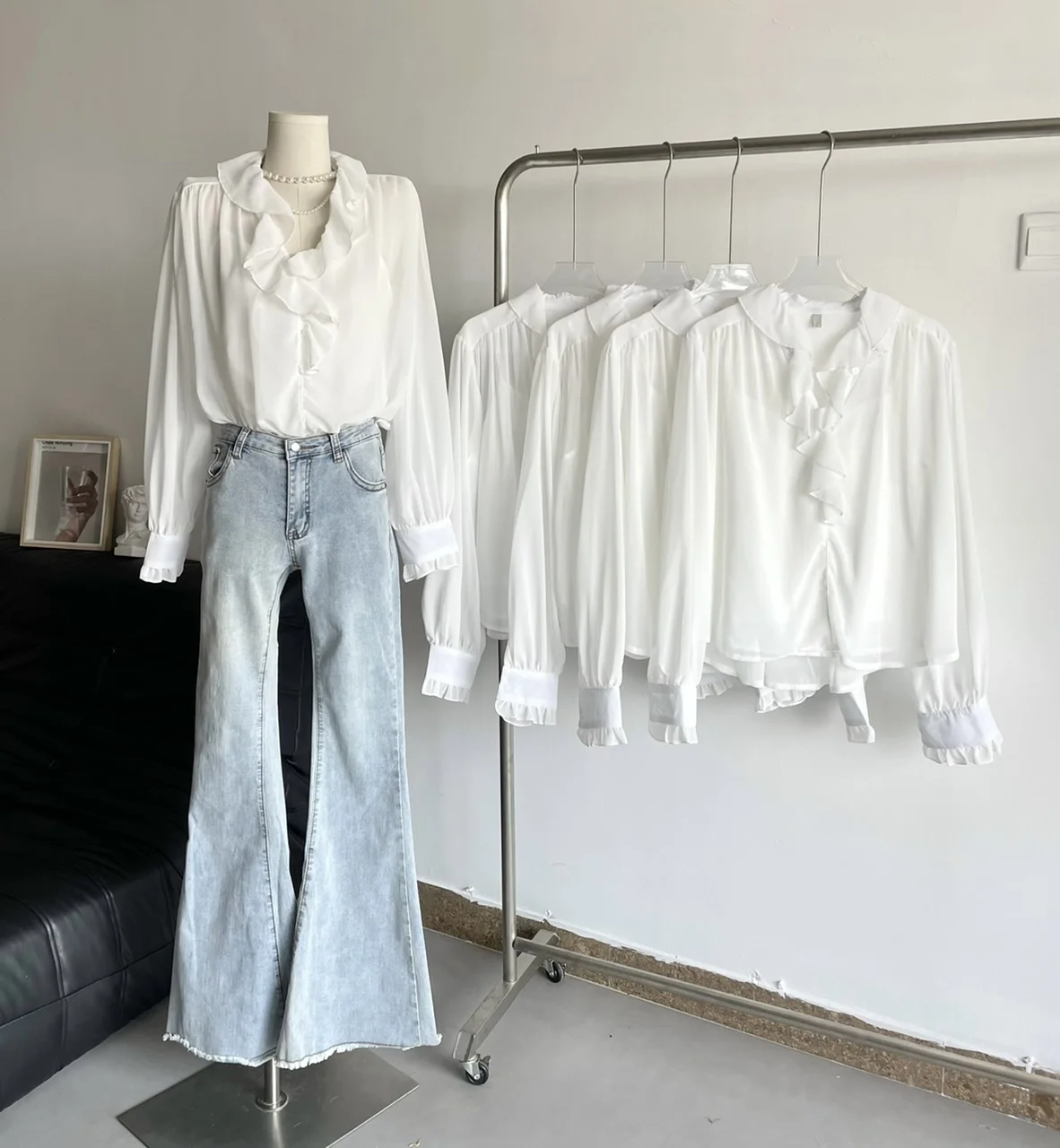 Women's Casual Ruffle Long Sleeve Shirts Single Breasted Lapel Collar Blouse 2023 Fashion Female Elegant Solid Tops
Women's Casual Ruffle Long Sleeve Shirts Single Breasted Lapel Collar Blouse 2023 Fashion Female Elegant Solid Tops