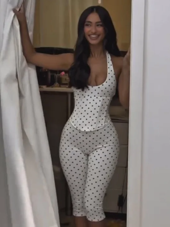 Y2K Sexy Jumpsuit Polka Dot Hanging Neck Backless Elastic Tight Fit Seven Point for American and European Women
Y2K Sexy Jumpsuit Polka Dot Hanging Neck Backless Elastic Tight Fit Seven Point for American and European Women