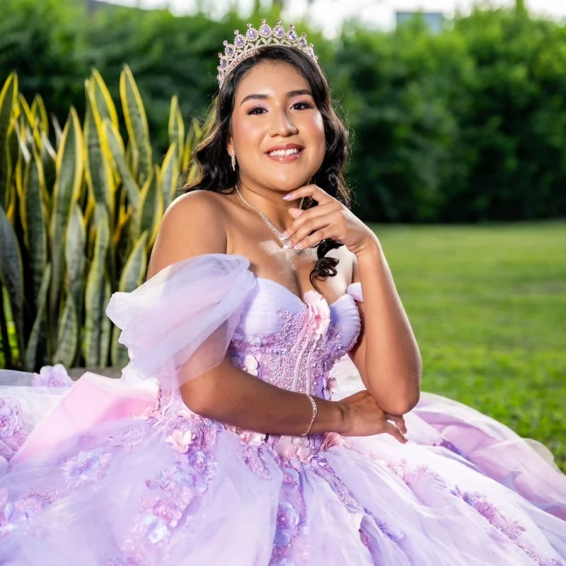 Лавандово-фиолетовое платье Quinceanera с открытыми плечами, блестящее кружево, 3D цветочная наклейка, длинный хвост, бант, платья de 15, Quinceanera Настроить
Лавандово-фиолетовое платье Quinceanera с открытыми плечами, блестящее кружево, 3D цветочная наклейка, длинный хвост, бант, платья de 15, Quinceanera Настроить