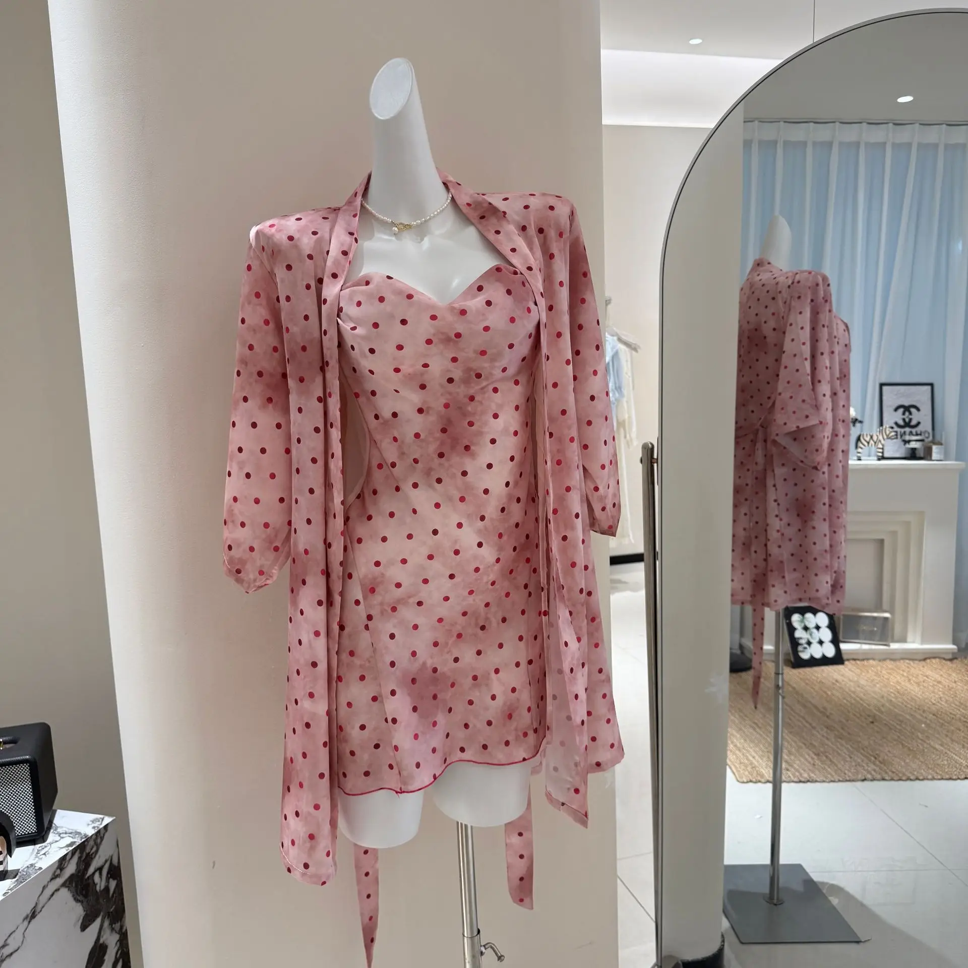 Summer Female Polka Dot Print 2PCS Robe Nightgown Set Sexy Satin Nightdress Sleepwear Kimono Bathrobe Gown Loose Homewear
Summer Female Polka Dot Print 2PCS Robe Nightgown Set Sexy Satin Nightdress Sleepwear Kimono Bathrobe Gown Loose Homewear