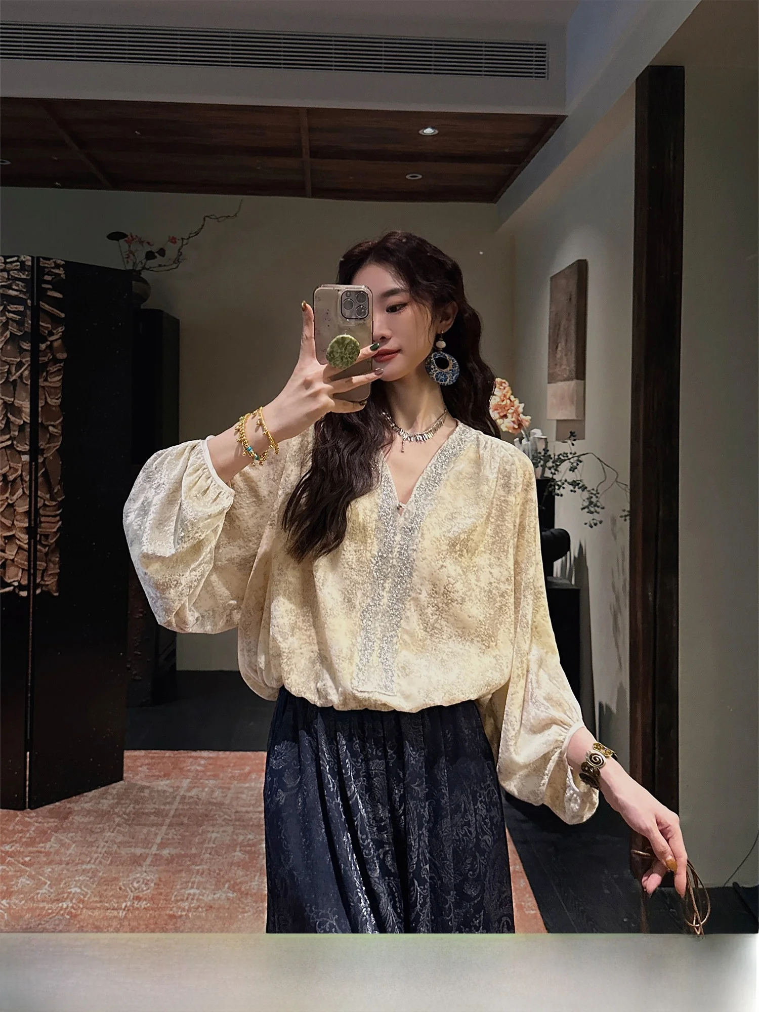 Sanji Black Flower Velvet Shibori Shirt Women's High-End Small Capitalistic Top Trendy Outerwear Commute Style Loose Fit
Sanji Black Flower Velvet Shibori Shirt Women's High-End Small Capitalistic Top Trendy Outerwear Commute Style Loose Fit