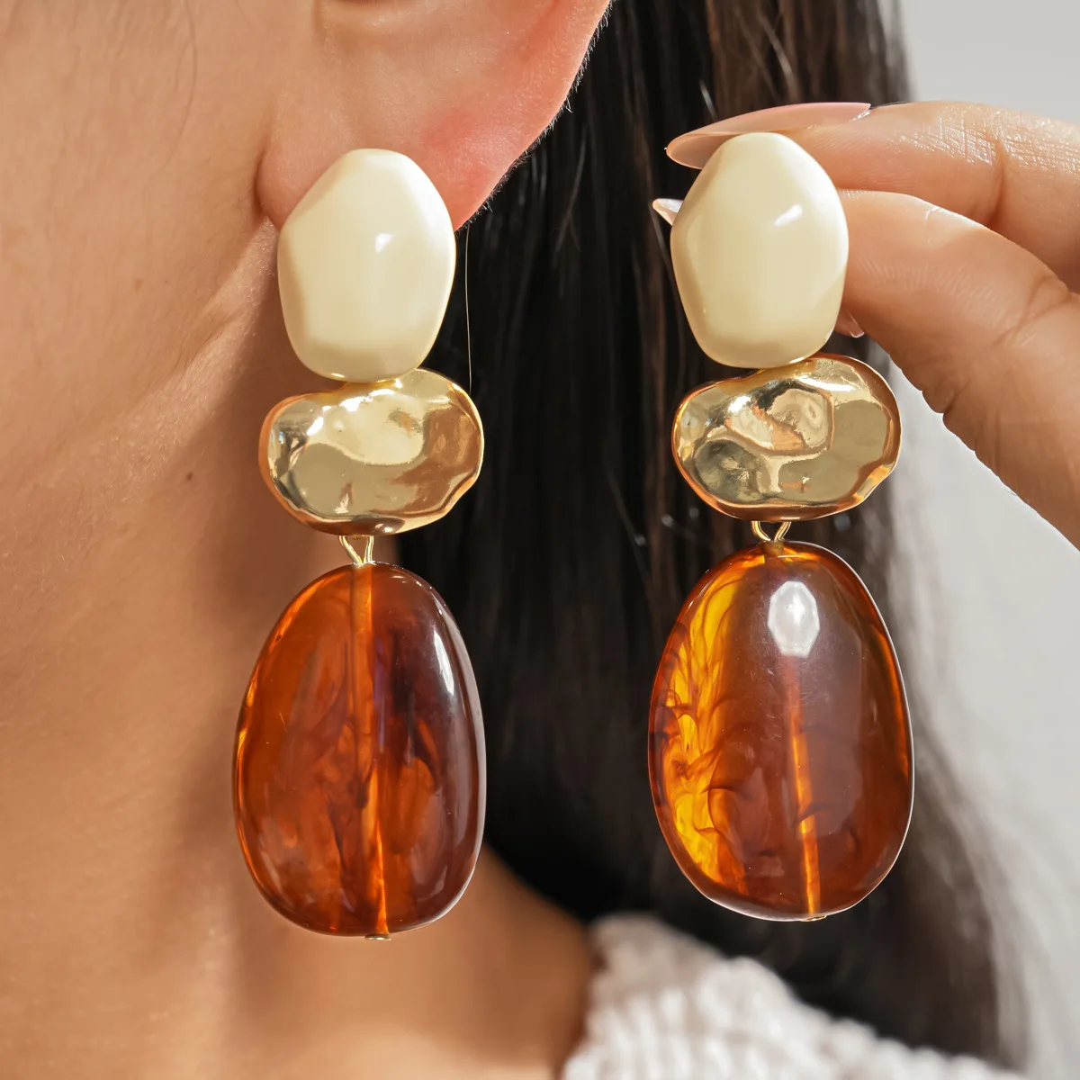 European And American Resin Oval-shaped Geometric Retro Maillard High-end Niche Earrings For Women
European And American Resin Oval-shaped Geometric Retro Maillard High-end Niche Earrings For Women