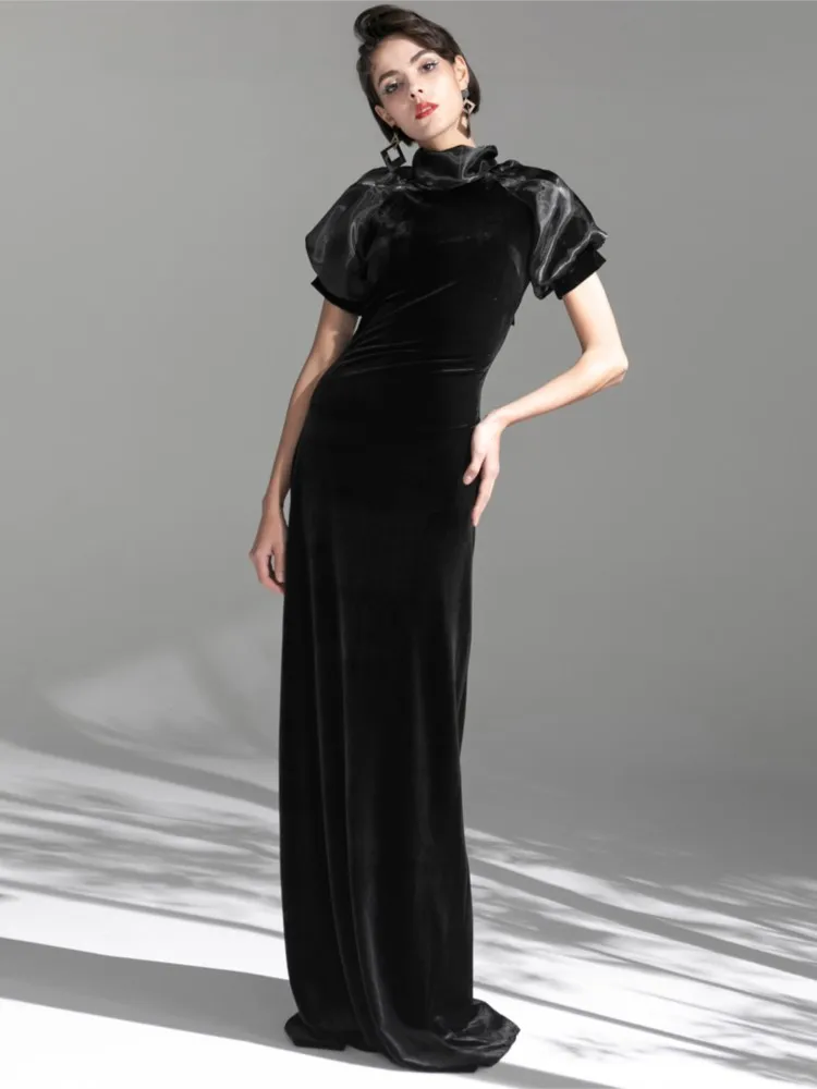 A simple and velvet long dress with strong sense of design
A simple and velvet long dress with strong sense of design