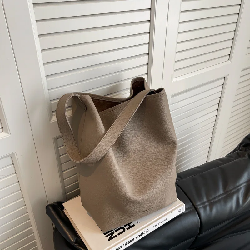 Весенне-летняя женская сумка-тоут в стиле ретро, большая вместительная модная сумка-ведро, универсальная повседневная сумка из кожаного материала
Весенне-летняя женская сумка-тоут в стиле ретро, большая вместительная модная сумка-ведро, универсальная повседневная сумка из кожаного материала