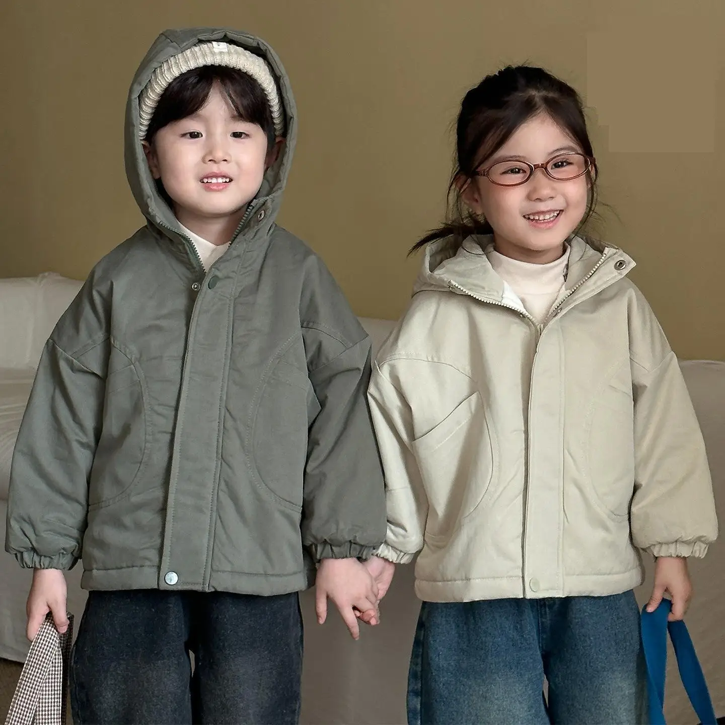 2025 зимняя новая детская хлопковая стеганая куртка плюс бархатное плотное однотонное пальто с капюшоном для мальчиков, повседневная куртка для девочек, детская теплая одежда