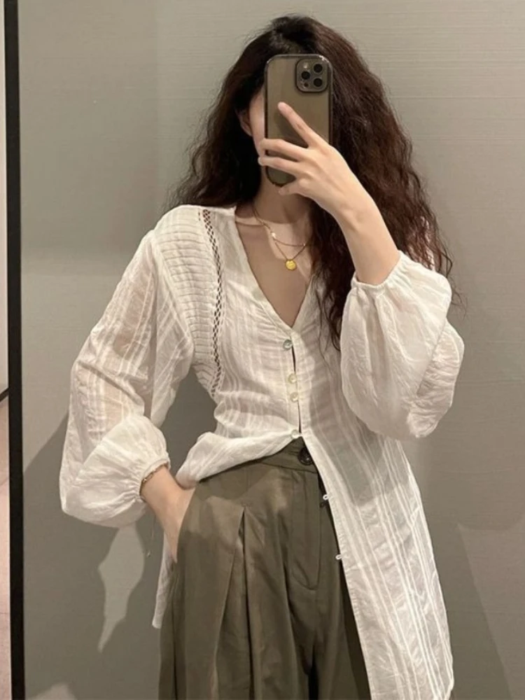French Design Shirts Solid Color V Neck Long Sleeve Tops Hollow Out Single Breasted Blouses Spring Summer 2025 Women's Clothing
French Design Shirts Solid Color V Neck Long Sleeve Tops Hollow Out Single Breasted Blouses Spring Summer 2025 Women's Clothing