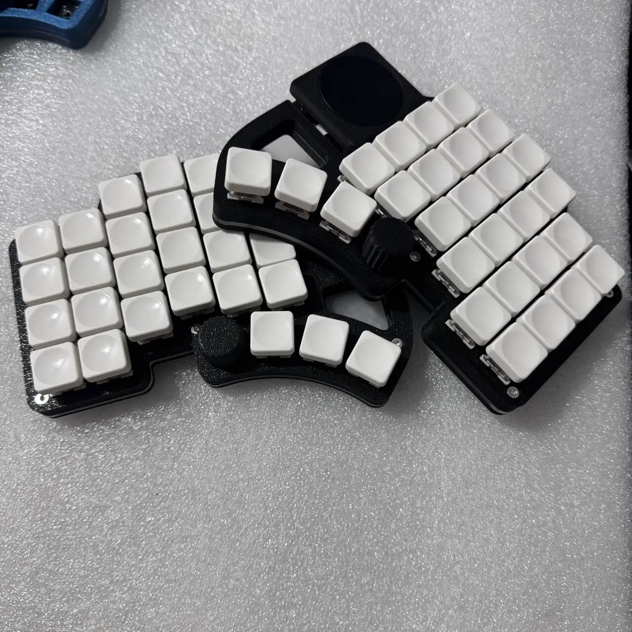 Лидер продаж Dilemma Max Split Keyboard Kit Custom Wired RGB Hot-swap Mx/choc Switch Fdm Печатающая ручка Touchpad Имитация флакона с мышью
Лидер продаж Dilemma Max Split Keyboard Kit Custom Wired RGB Hot-swap Mx/choc Switch Fdm Печатающая ручка Touchpad Имитация флакона с мышью