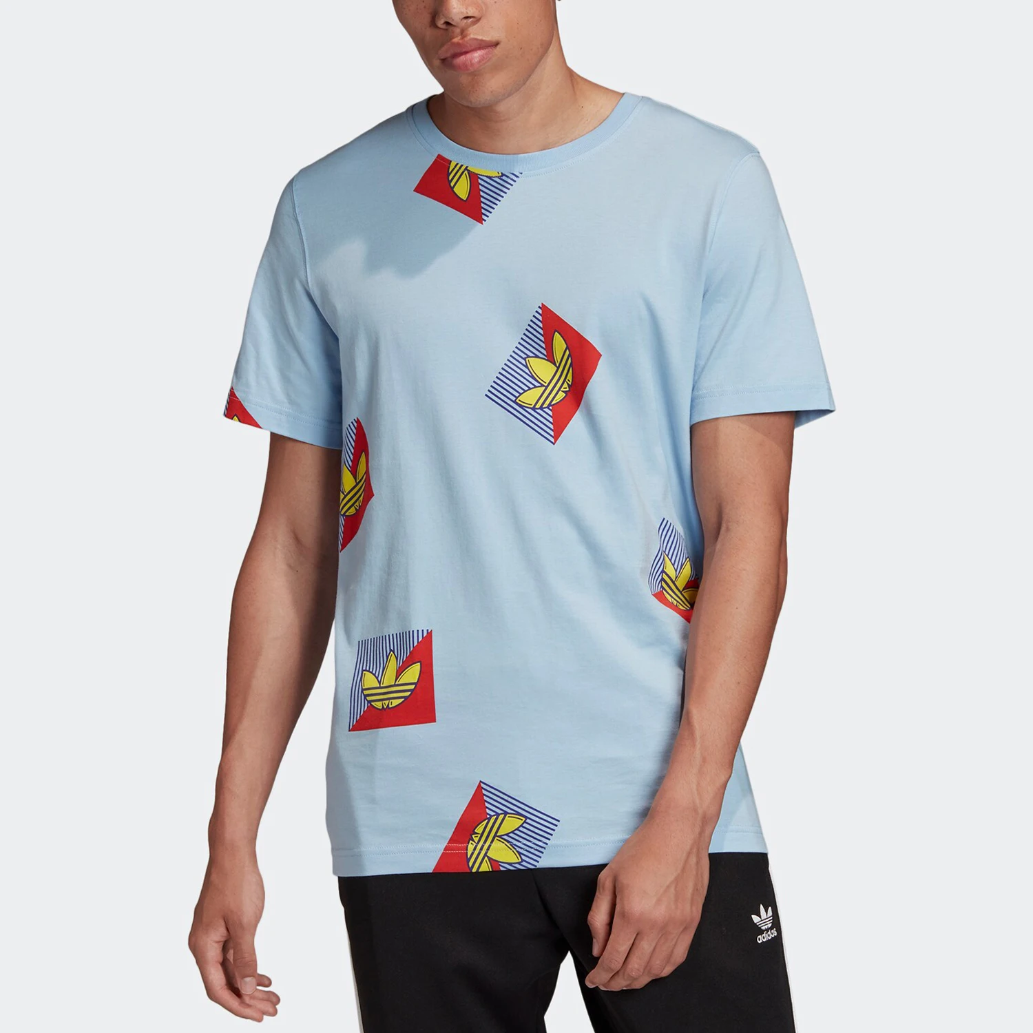 Официальная оригинальная летняя мужская спортивная футболка Adidas Three Stripes с круглым вырезом и короткими рукавами FM3343
Официальная оригинальная летняя мужская спортивная футболка Adidas Three Stripes с круглым вырезом и короткими рукавами FM3343