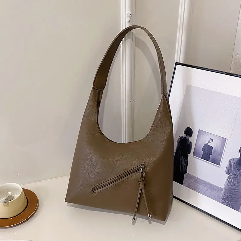 Korean Version Genuine Leather Commuter Tote Bag Simple Ladies Soft Leather Tote Shoulder Handbag Large Capacity
Korean Version Genuine Leather Commuter Tote Bag Simple Ladies Soft Leather Tote Shoulder Handbag Large Capacity