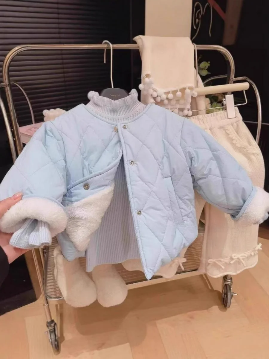 Зимняя куртка Thiened Fce для девочек, теплая хлопковая одежда, детская модная корейская одежда, зимняя коллекция 2025 года
Зимняя куртка Thiened Fce для девочек, теплая хлопковая одежда, детская модная корейская одежда, зимняя коллекция 2025 года