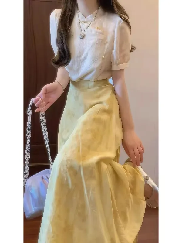 Elegant National Style Women's Fashion Set with Bubble Sleeve Top And Floral Print Half Skirt for Summer Season Cotton Material
Elegant National Style Women's Fashion Set with Bubble Sleeve Top And Floral Print Half Skirt for Summer Season Cotton Material