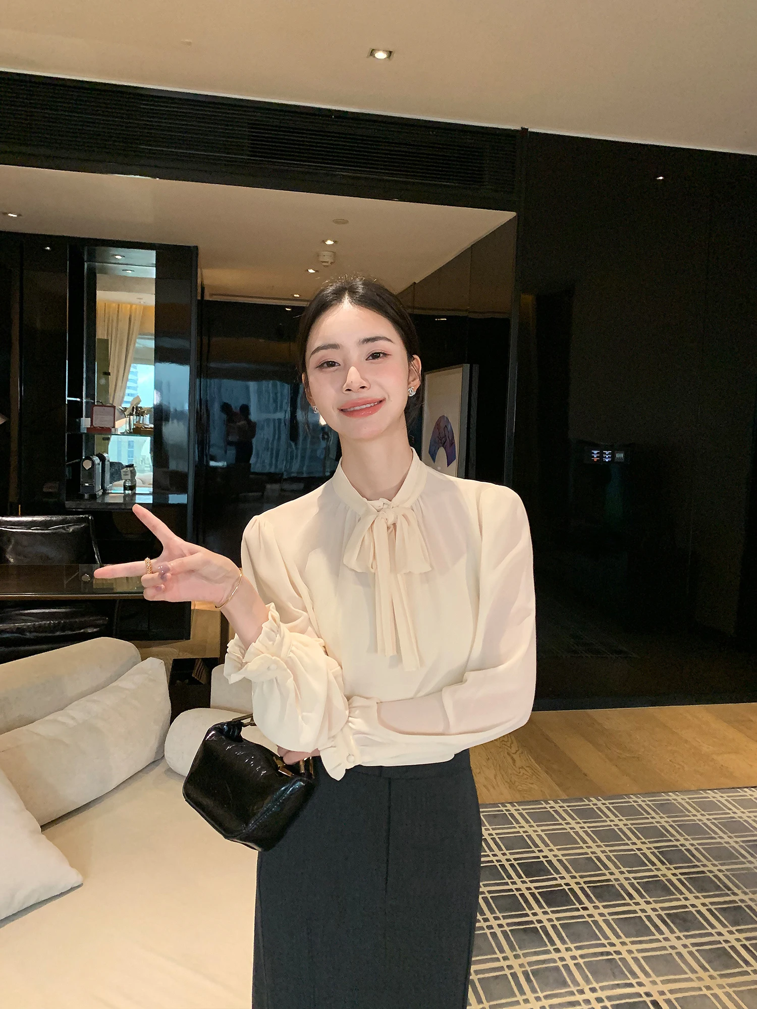 Женская блузка Ele с плиссированным узлом и кружевной отделкой, легкая, роскошная, с длинными рукавами, из полиэфирного волокна
Женская блузка Ele с плиссированным узлом и кружевной отделкой, легкая, роскошная, с длинными рукавами, из полиэфирного волокна