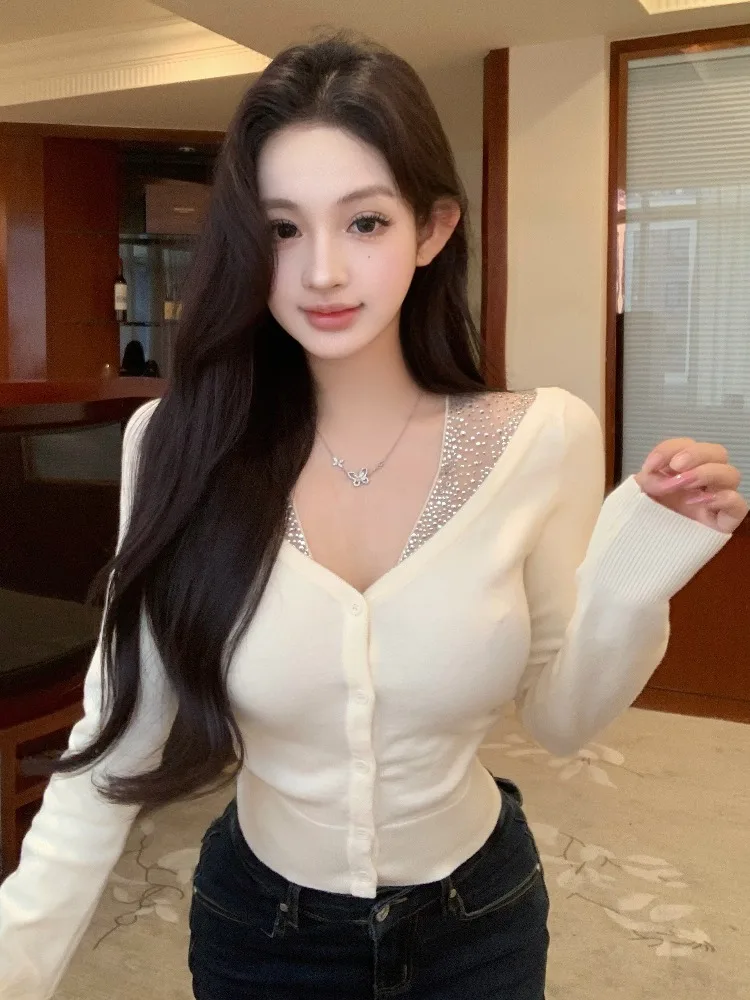 Sexy Spicy Girl Knitted V-Neck Cardigan Slimming Design Women's Autumn New Style Versatile Top Diamond Heating French Style
Sexy Spicy Girl Knitted V-Neck Cardigan Slimming Design Women's Autumn New Style Versatile Top Diamond Heating French Style
