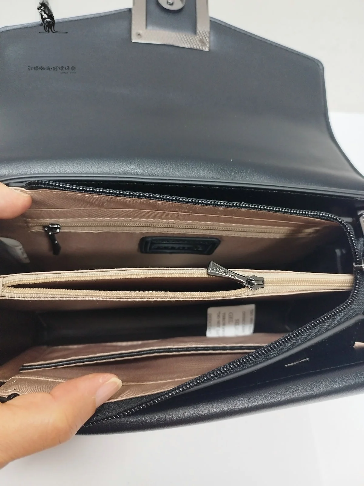 Kangaroo Women's Crossbody Bag 2025 New Sle Leather Diamond Chain oulder Bag Small Square Bag Korean Sle Handbag
Kangaroo Women's Crossbody Bag 2025 New Sle Leather Diamond Chain oulder Bag Small Square Bag Korean Sle Handbag