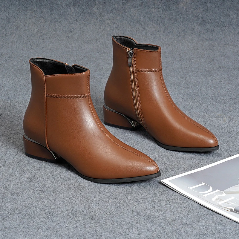 2025 Autumn/Winter New Pointed Women's Low Thick Heel Versatile Style Soft Leather Soft Bottom with Velvet Short Boots
2025 Autumn/Winter New Pointed Women's Low Thick Heel Versatile Style Soft Leather Soft Bottom with Velvet Short Boots