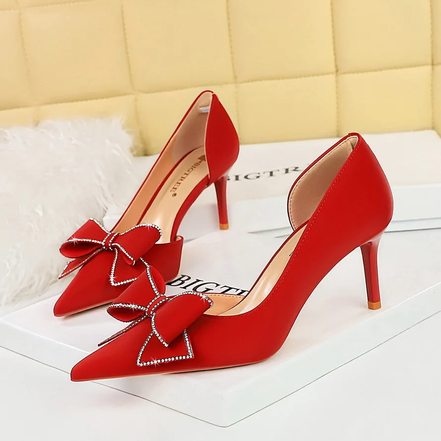 Korean Women's Wedding High Slim Heels Shallow Mouth Pointed Side Diamond Bow Single Shoes Women Pumps туфли кроссовки женские
Korean Women's Wedding High Slim Heels Shallow Mouth Pointed Side Diamond Bow Single Shoes Women Pumps туфли кроссовки женские