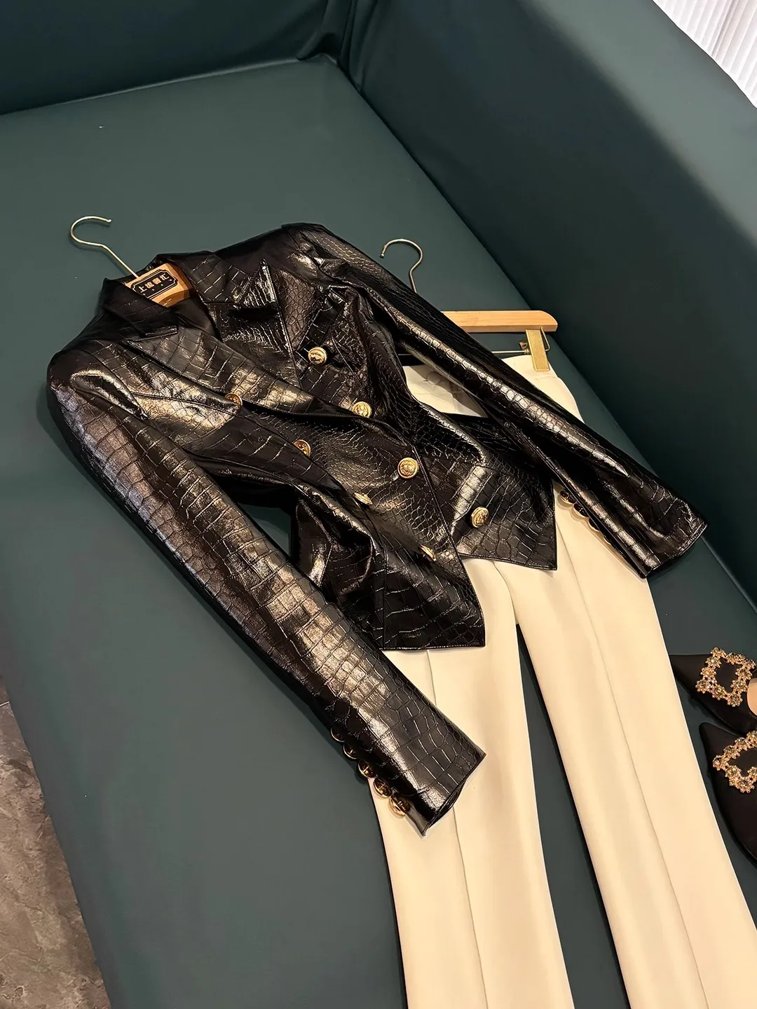 New Bla PU Leather iny Surface oulder Padded Slim Fit Waistcoat Cross-Border Jaet Top Trendy B267 Commute Sle Butt...
New Bla PU Leather iny Surface oulder Padded Slim Fit Waistcoat Cross-Border Jaet Top Trendy B267 Commute Sle Butt...