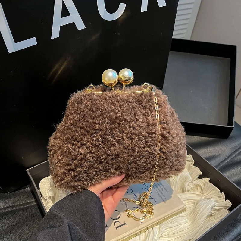 Плюшевые сумки в рамке для женщин, зима 2025, новые жемчужные меховые сумки через плечо, роскошные сумки на плечо с однотонным мехом, мягкие пушистые сумки в Корейском стиле
Плюшевые сумки в рамке для женщин, зима 2025, новые жемчужные меховые сумки через плечо, роскошные сумки на плечо с однотонным мехом, мягкие пушистые сумки в Корейском стиле