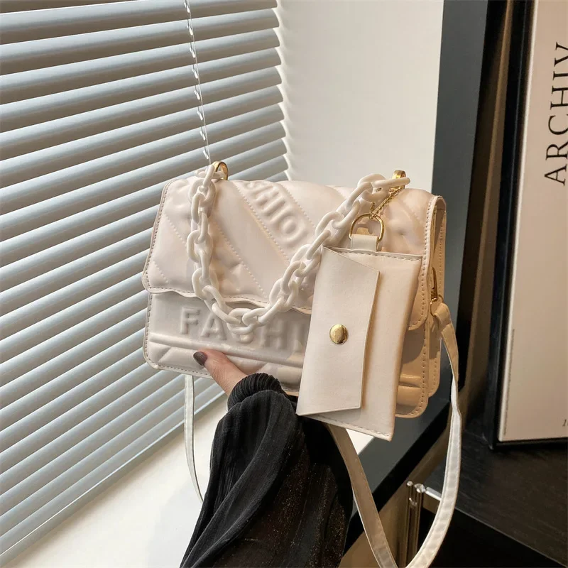 Textured chain Small square bag Striped indentation Fashion shoulder bag Simple bag
Textured chain Small square bag Striped indentation Fashion shoulder bag Simple bag